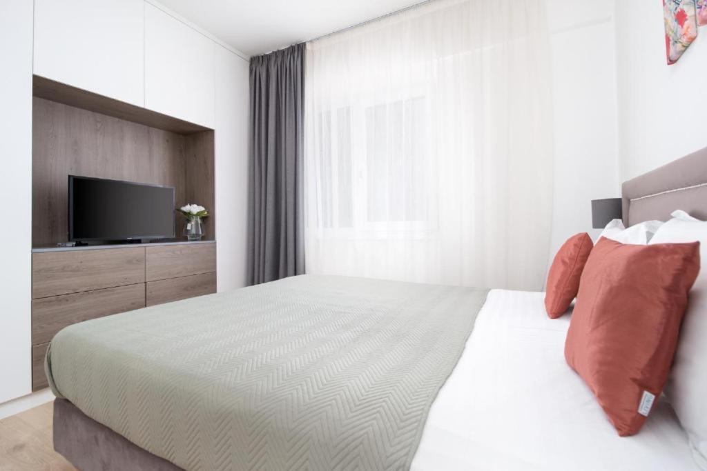 Charlotte - 2 Bedrooms *